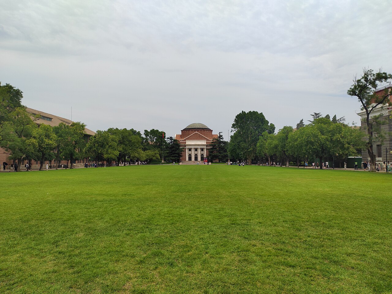 清华大学校园草坪